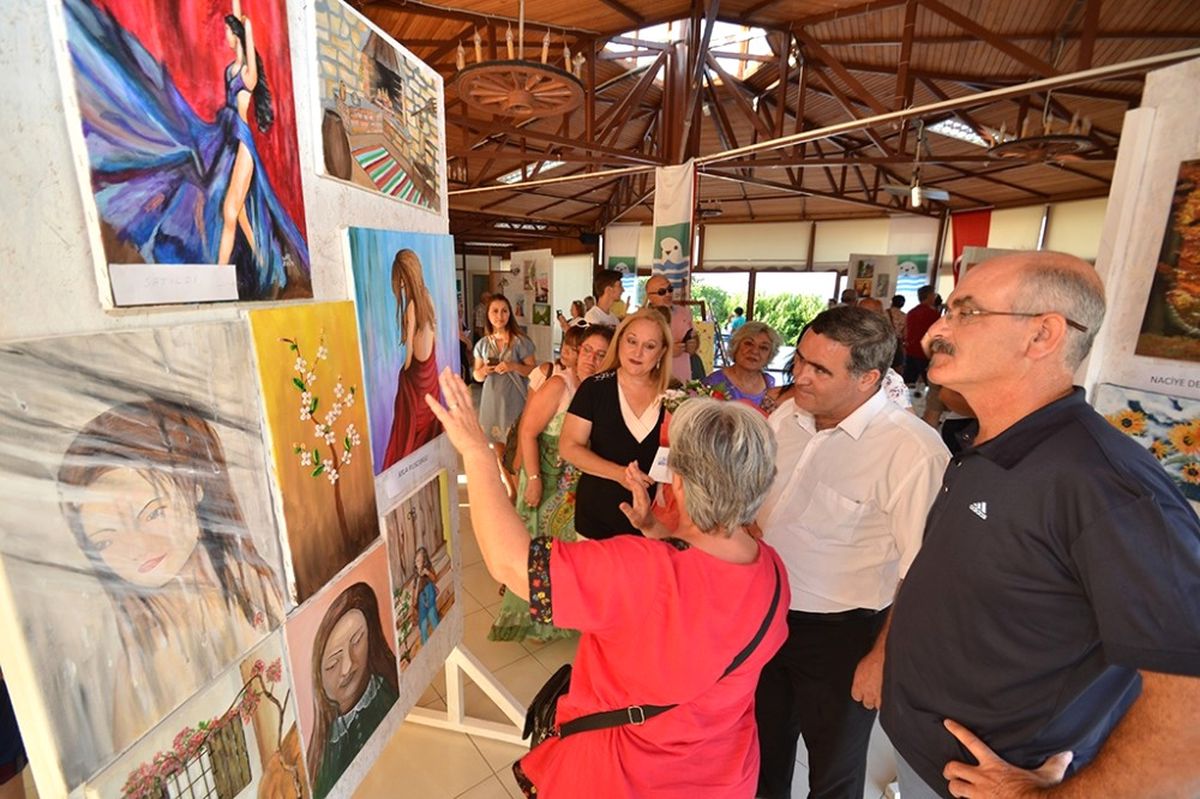 Foça\'da Kursiyerlerin Resim Sergisi Heyecanı