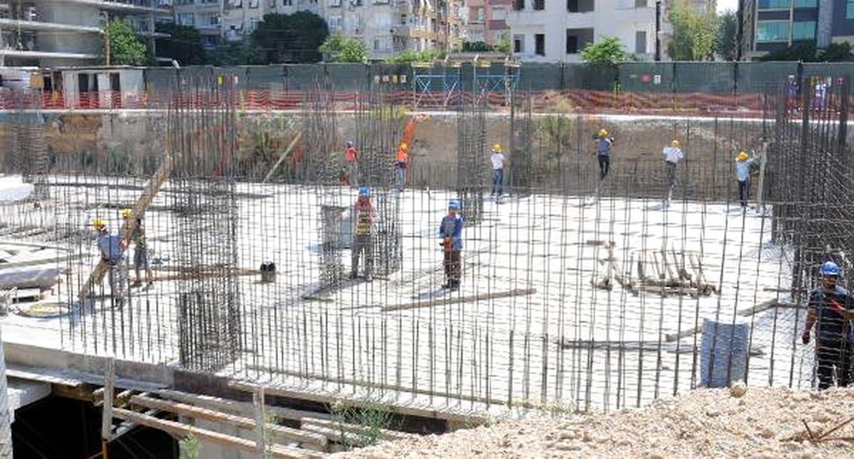 İnşaat İşçilerinin Sıcakta Zorlu Mesaisi