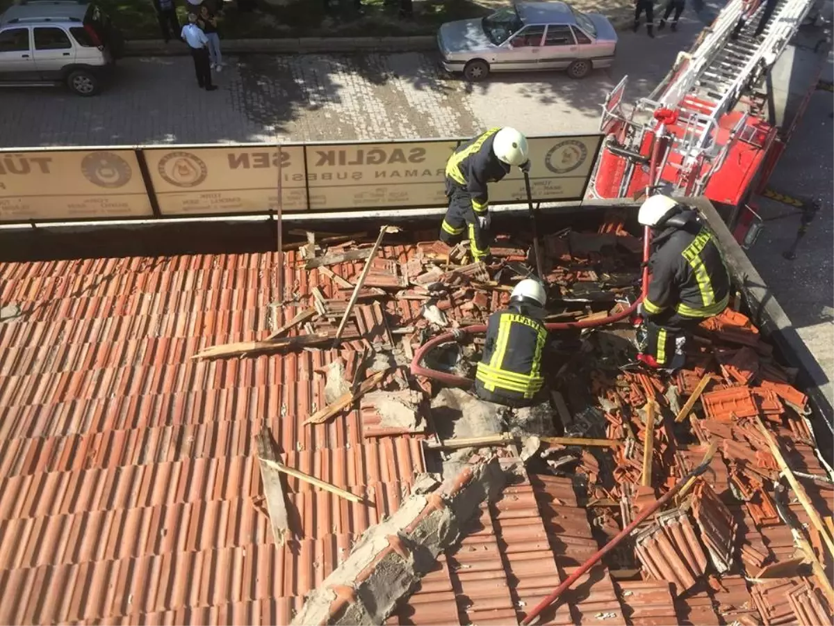 Karaman\'da İş Merkezinin Giriş Çatısında Yangın