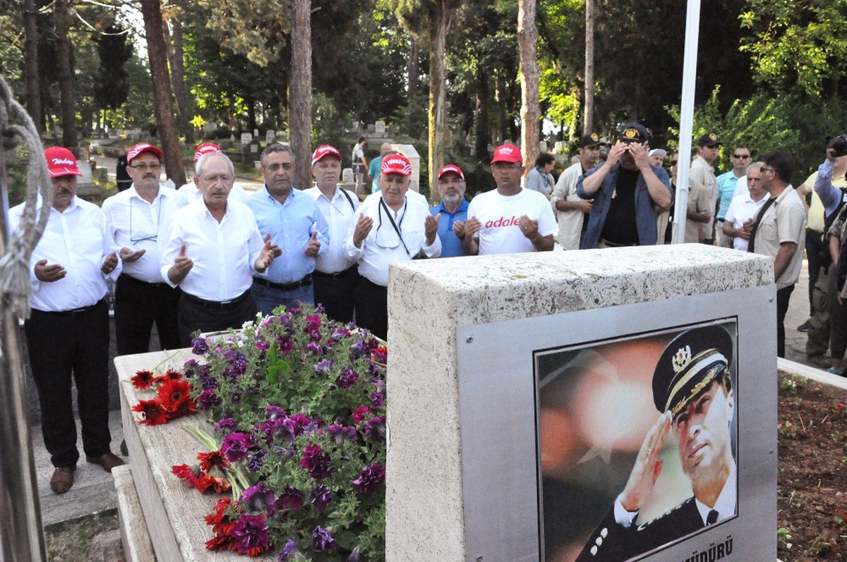 Kılıçdaroğlu, Gaffar Okkan\'ın Mezarını Ziyaret Etti