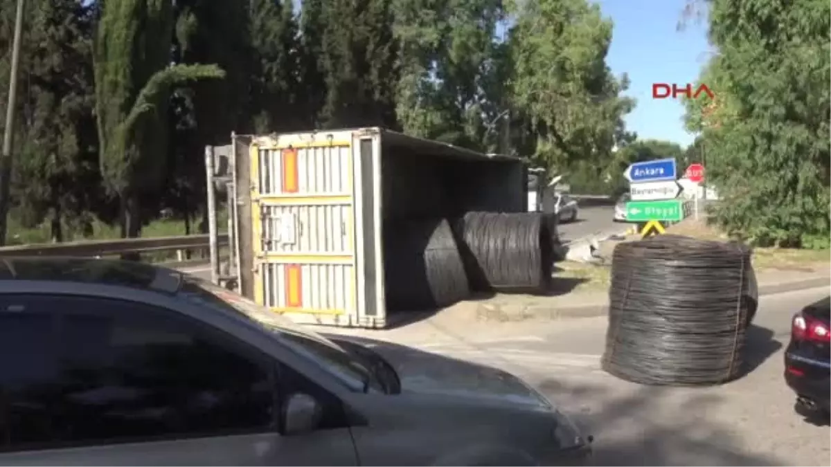 Kocaeli Demir Yüklü Tır Virajda Devrildi