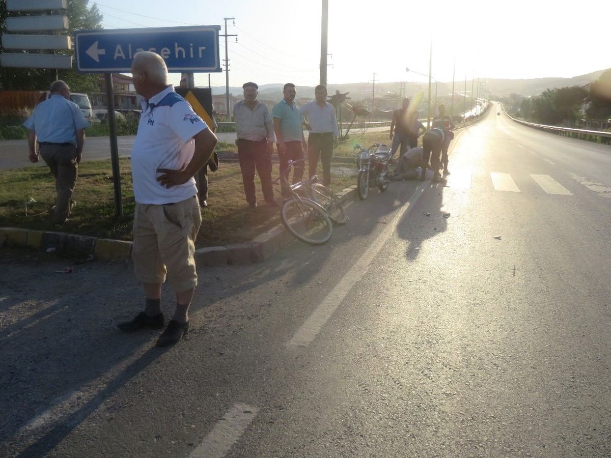 Kula\'da Trafik Kazası: 2 Yaralı
