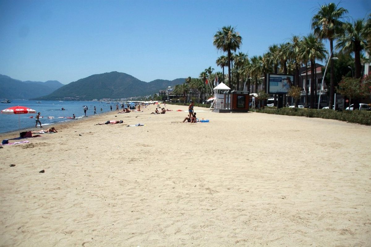 Marmaris\'te Aşırıcı Sıcak Sahilleri Boşalttı