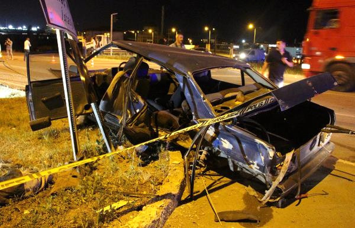 Minibüs ile Otomobil Çarpıştı: 1 Ölü, 7 Yaralı
