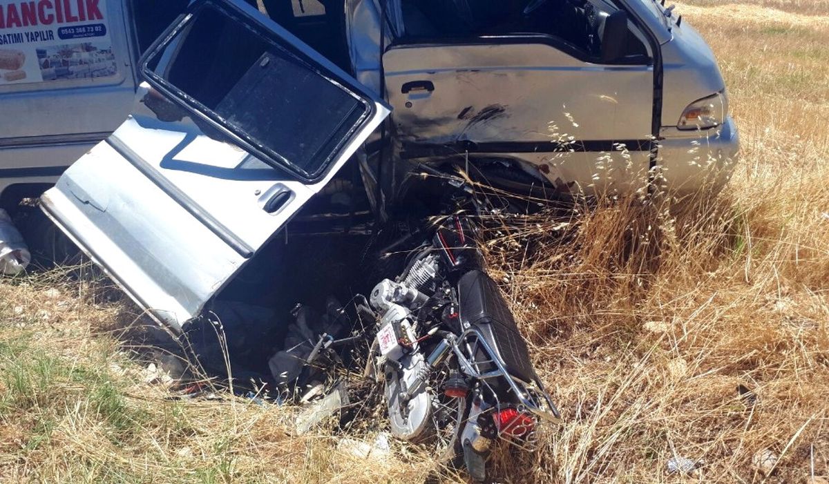 Motosikletle Midibüs Çarpıştı: 1 Ölü, 1 Yaralı
