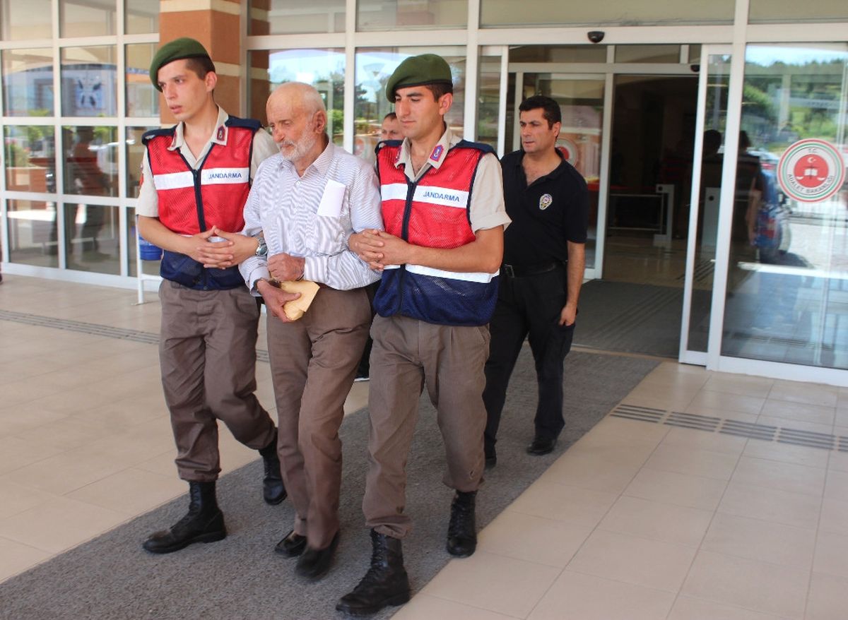 Oğlu ve Torununu Küfür Ettiği Için Öldürdü