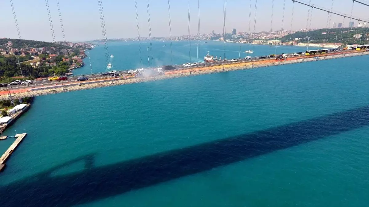 15 Temmuz Şehitler Köprüsü\'nde Mastik Asfalt Dökülmesi Havadan Görüntülendi