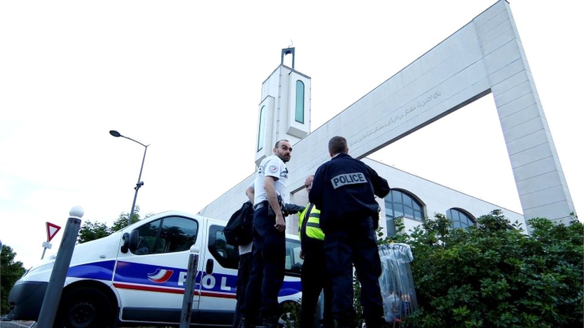 Paris\'te Caminin Önündeki Kalabalığa Araçla Saldırı