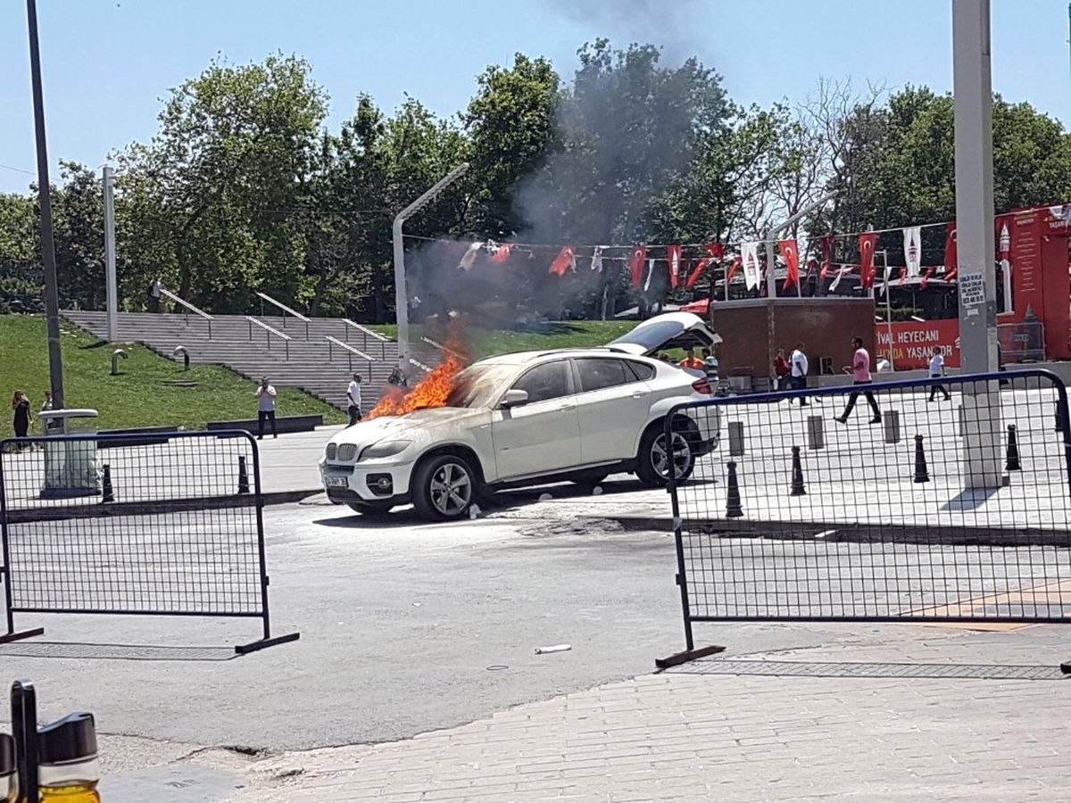 Taksim\'de Panik Anları, Lüks Cip Alev Alev Yandı