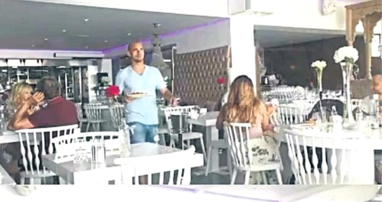 Wesley Sneijder, Açtıkları Restoranda Müşterilere Yemek Servisi Yapıyor