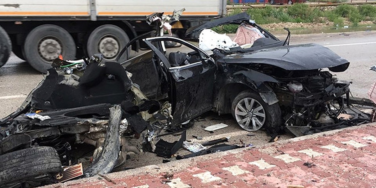 Yolcu Otobüsüyle Çarpışan Otomobil İkiye Bölündü