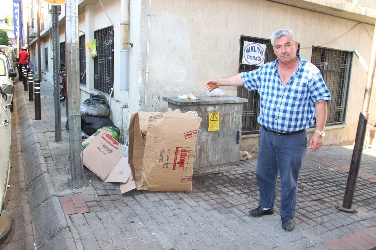 Zamansız Atılan Çöpler Esnafın Tepkisine Neden Oluyor