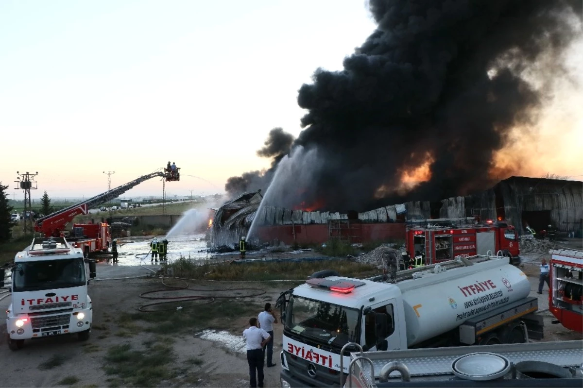 Adana\'da Boya Fabrikasında Korkutan Yangın
