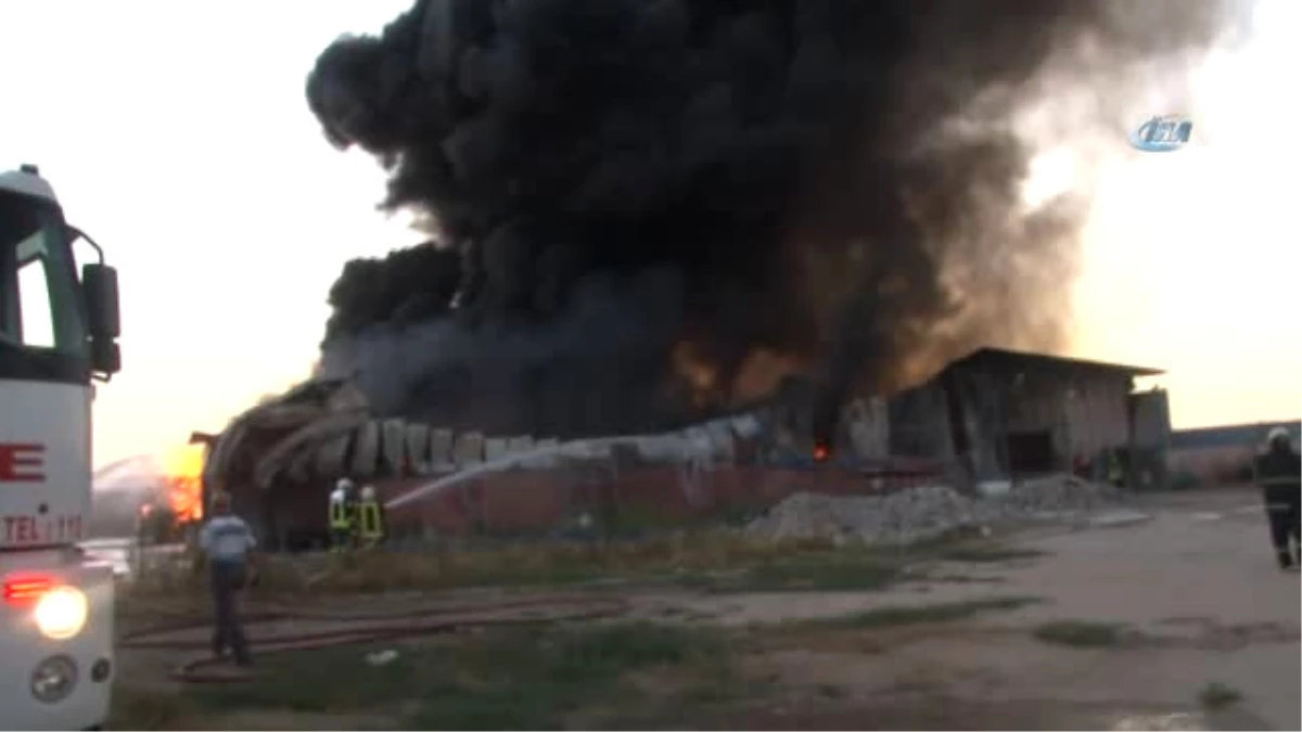 Adana\'da Boya Fabrikasında Korkutan Yangın