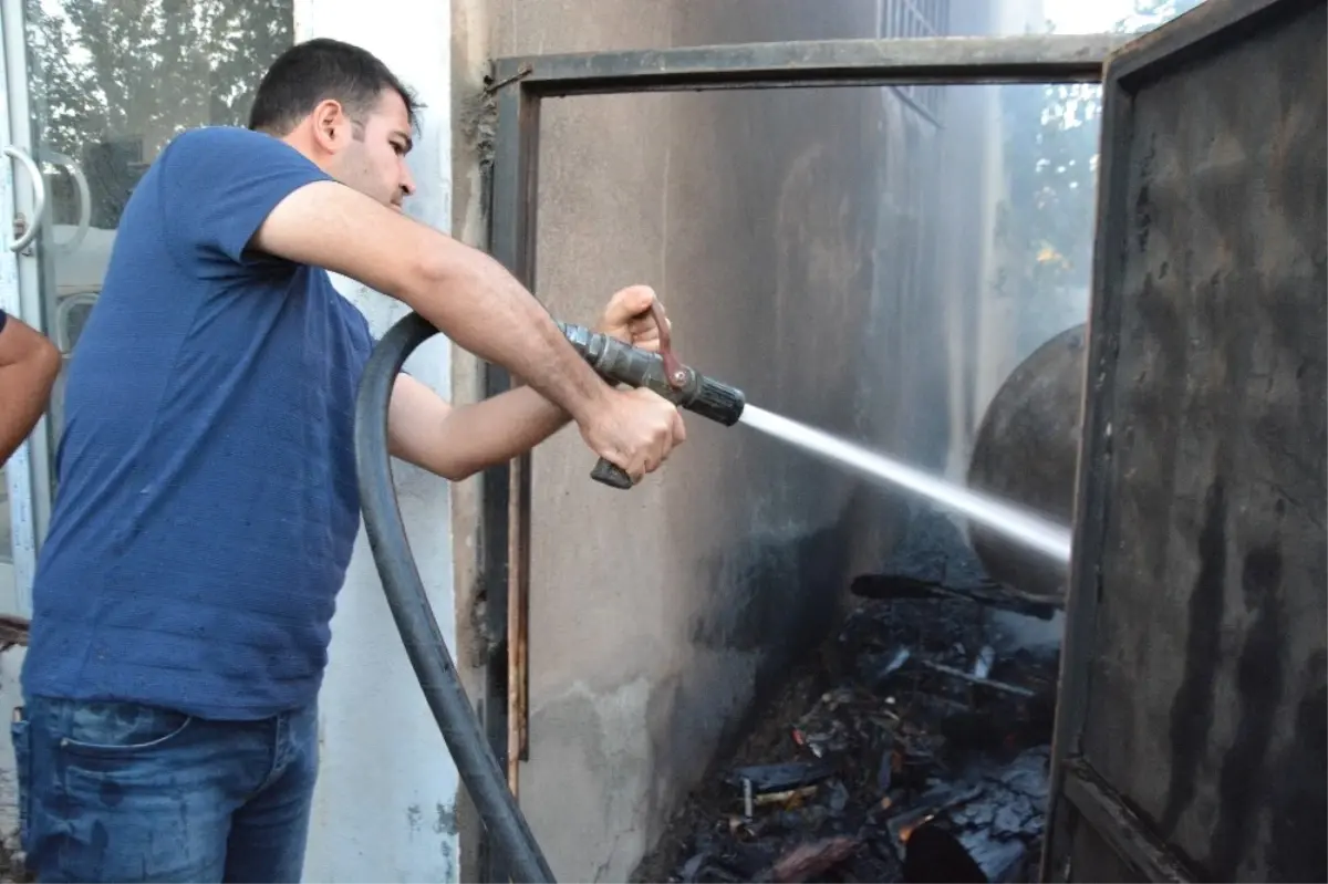 Alevler Binanın İkinci Katına Kadar Yükseldi