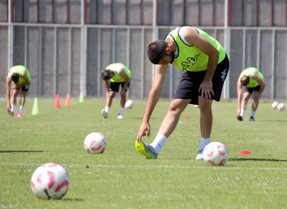 Alpay Özalan\'dan Eski Yabancı Futbolculara Eleştiri