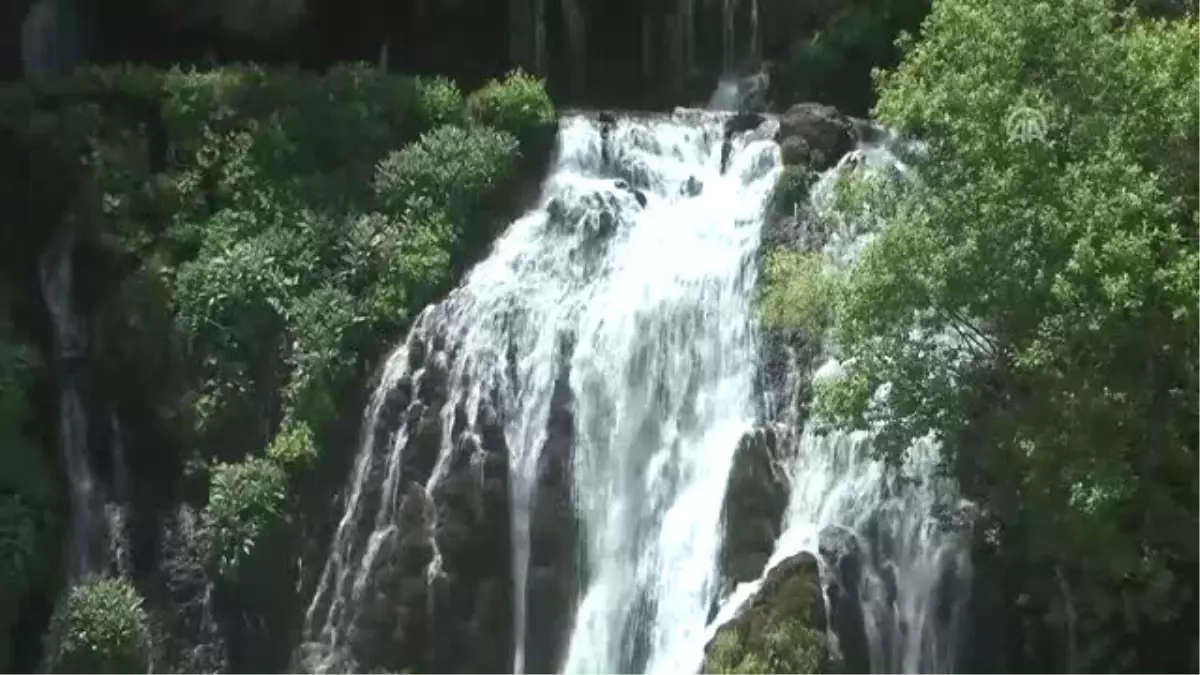 Aşırı Sıcaklarda 40 Gözlü Şelaleye Ziyaretçi Akını