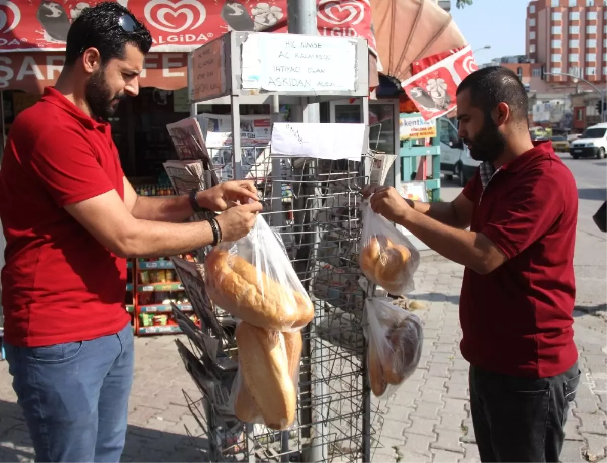 Askıda Ekmek"Le Fakiri Doyuruyor