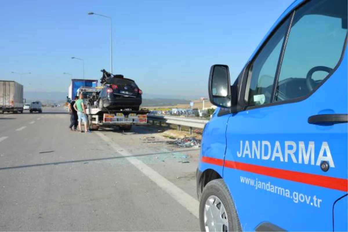 Bursa\'da Otomobil Park Halindeki Tır\'a Çarptı: 2 Ölü, 4 Yaralı