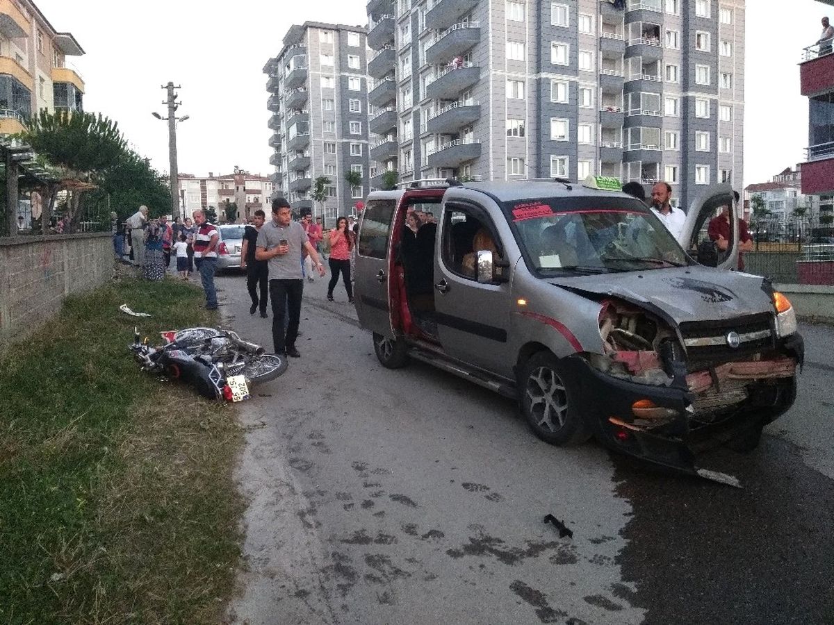 Dolmuş Taksi ile Motosiklet Çarpıştı: 1 Yaralı