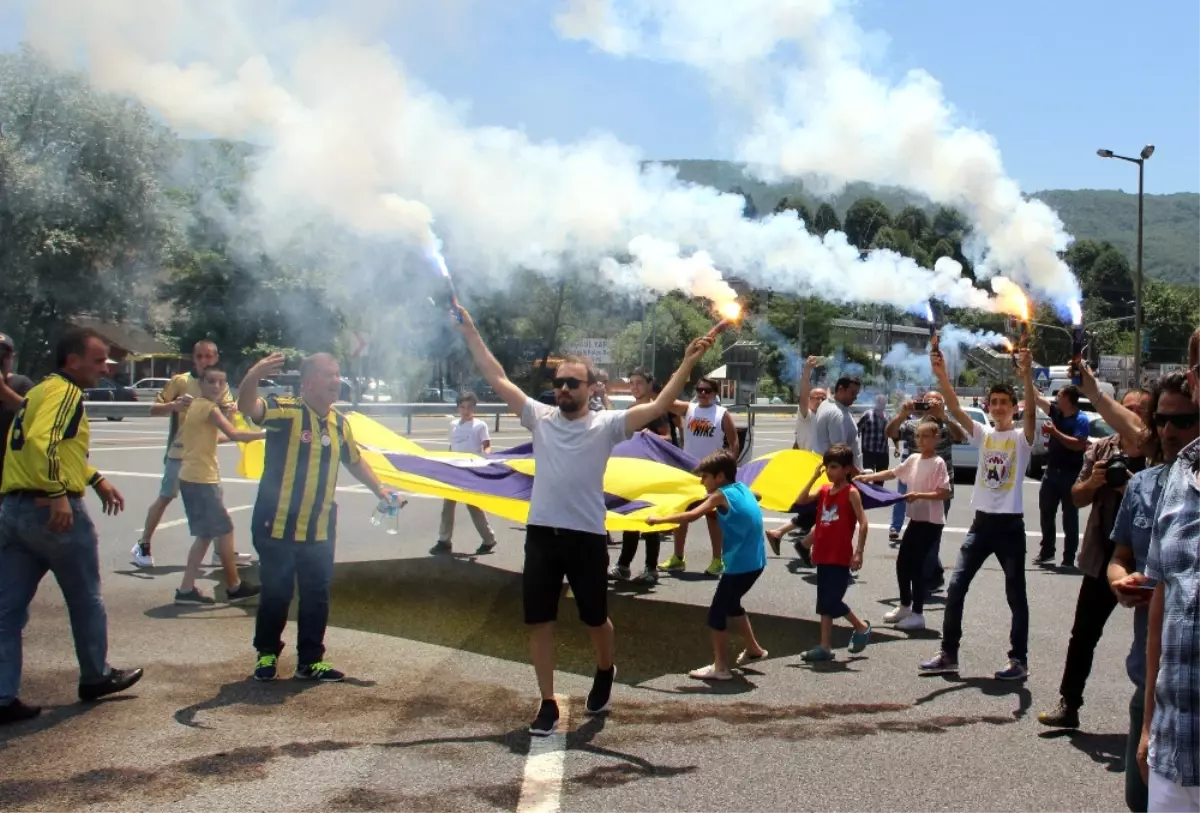 Fenerbahçe\'yi Düzce\'de Taraftarlar Karşıladı