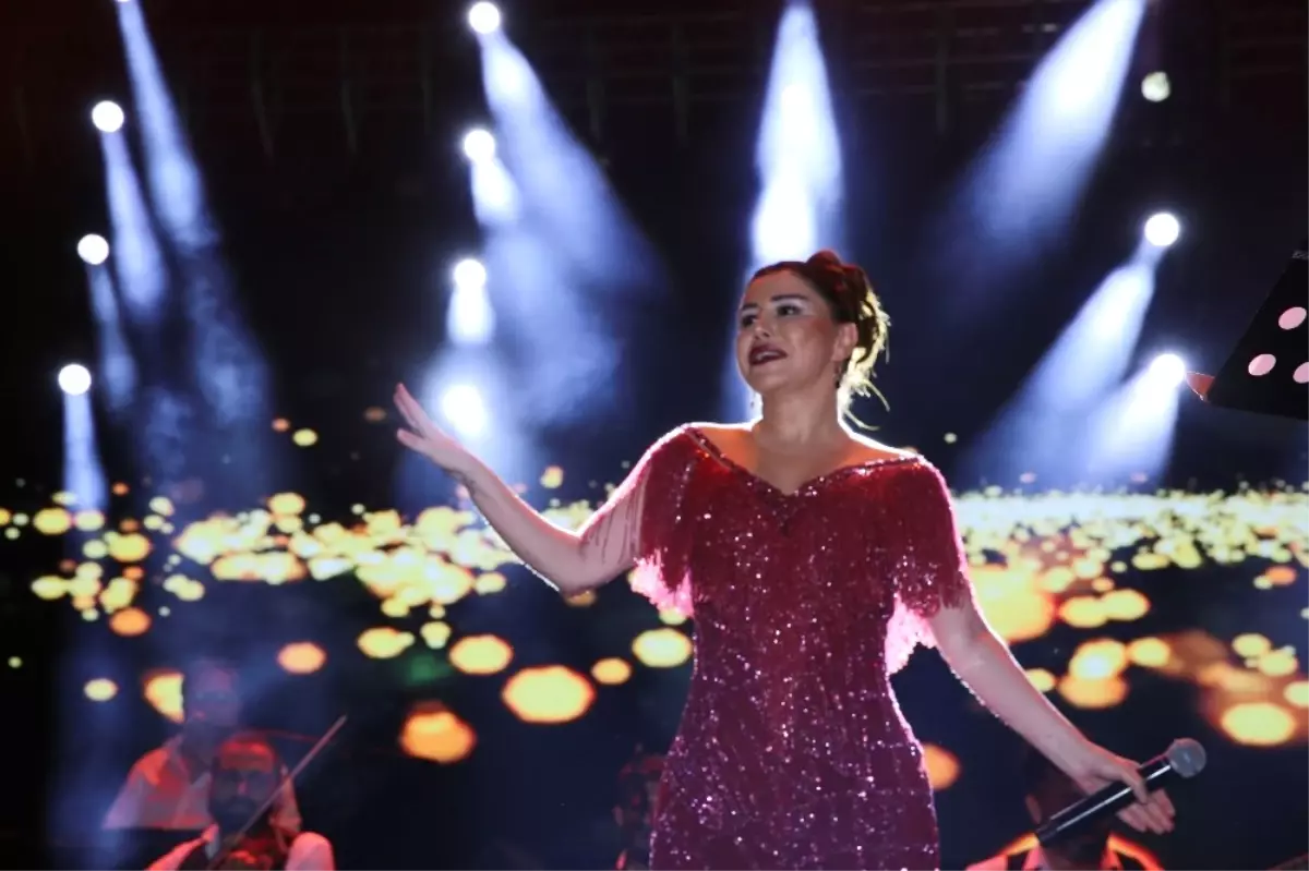 Finike Portakal Festivali\'nde Ceylan Coşkusu