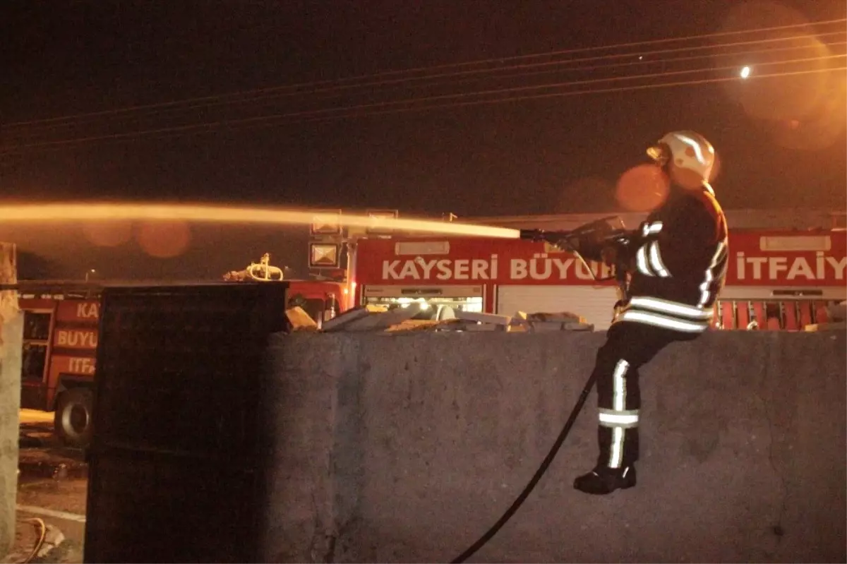 Gecekondunun Kömürlüğünde Çıkan Yangını İtfaiye Söndürdü