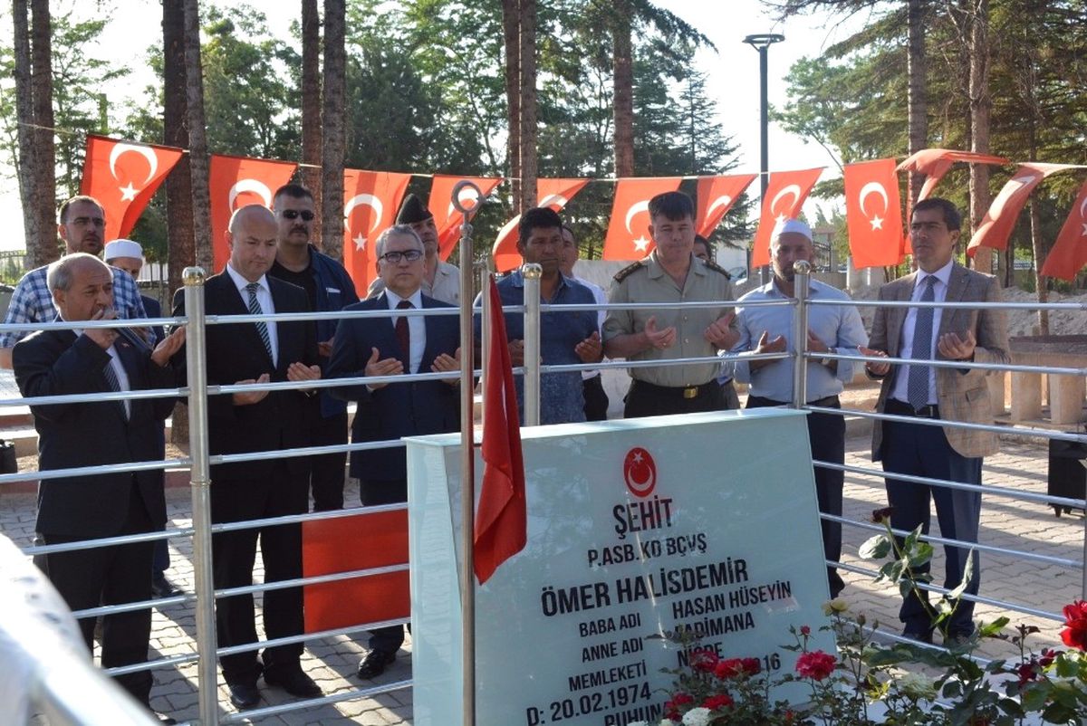 İlk Olarak Halisdemir\'in Kabrine Gitti