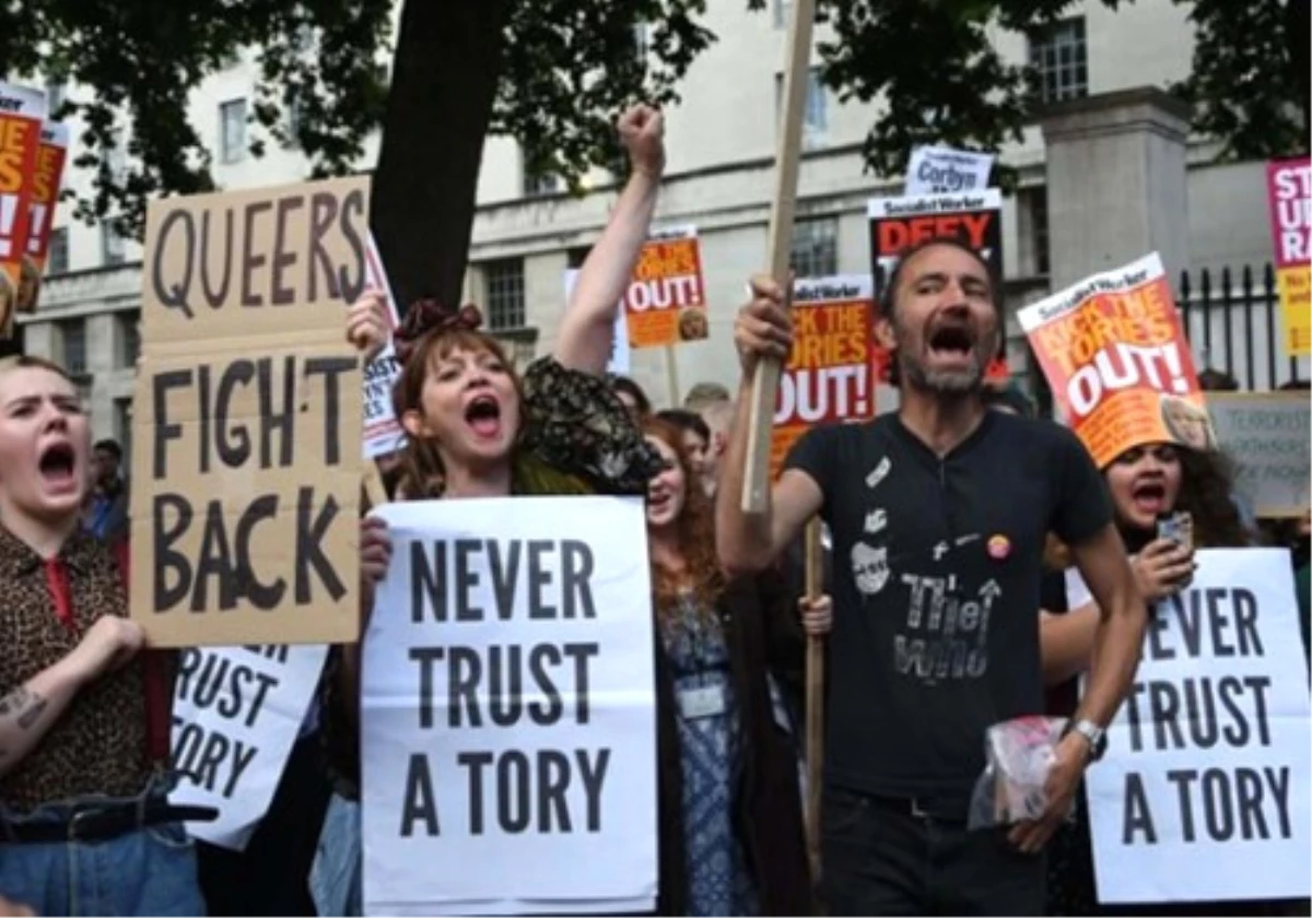 İngiltere\'de Başbakan May Protesto Edildi