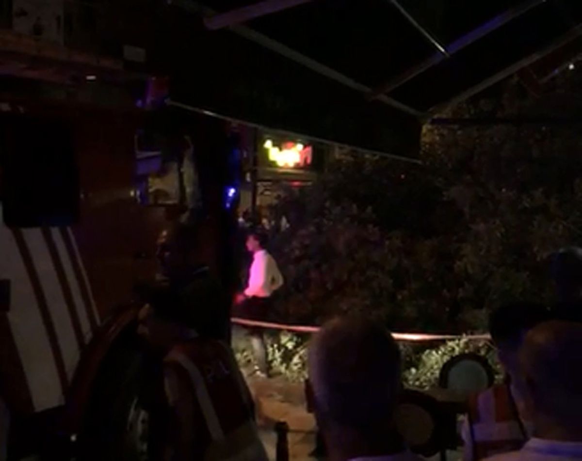 Kadıköy\'de Asırlık Ağaç Kafenin Üzerine Devrildi: 2 Yaralı