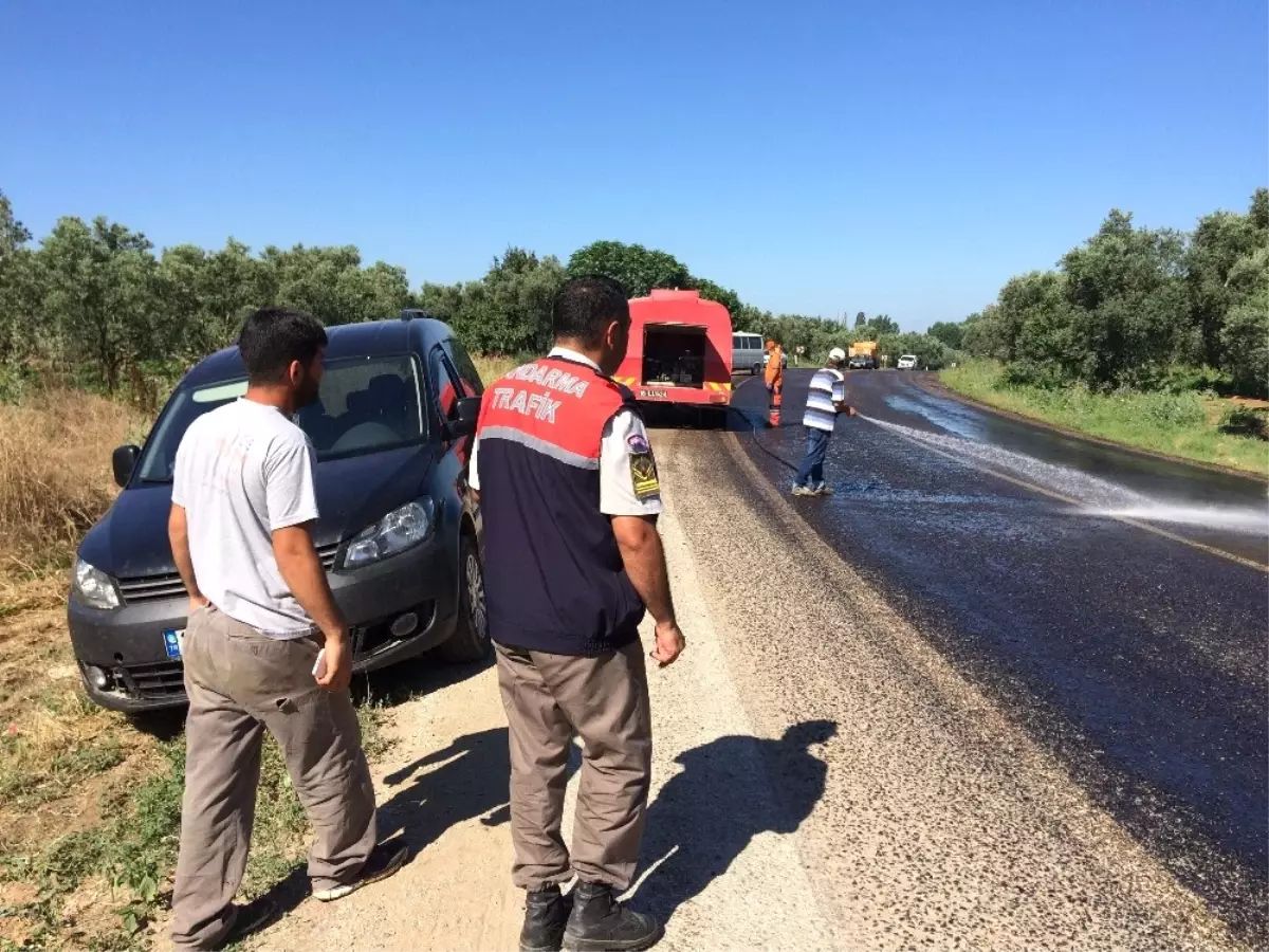 Kasası Açılan Kamyondan Zeytinler Yola Saçıldı