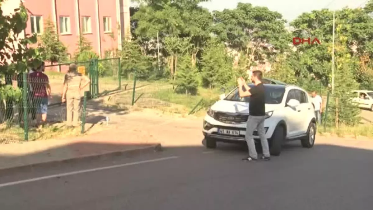 Kocaeli Sürücüsünün El Frenini Çekmeyi Unuttuğu Otomobil, Çocuğa Çarptı