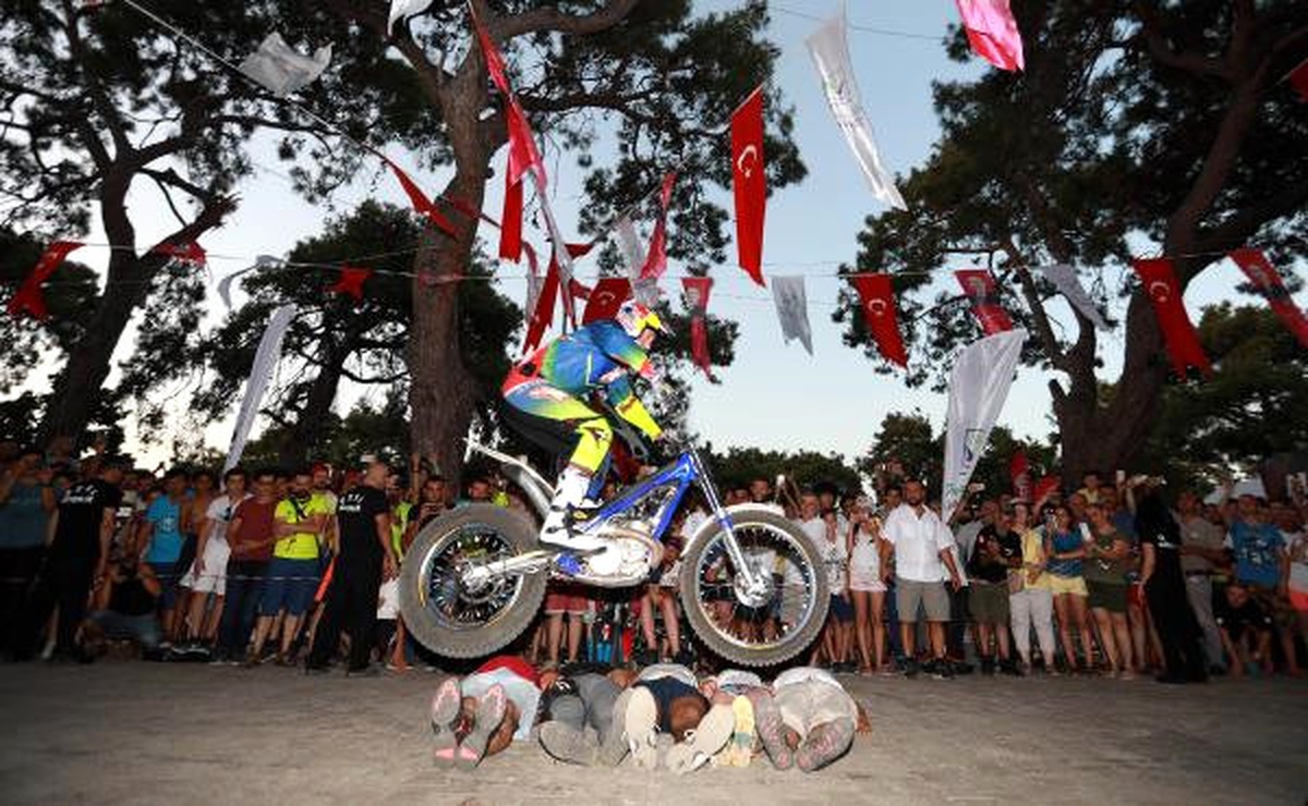 Motosiklet Festivali\'nde Akrobasi Gösterisi Nefes Kesti