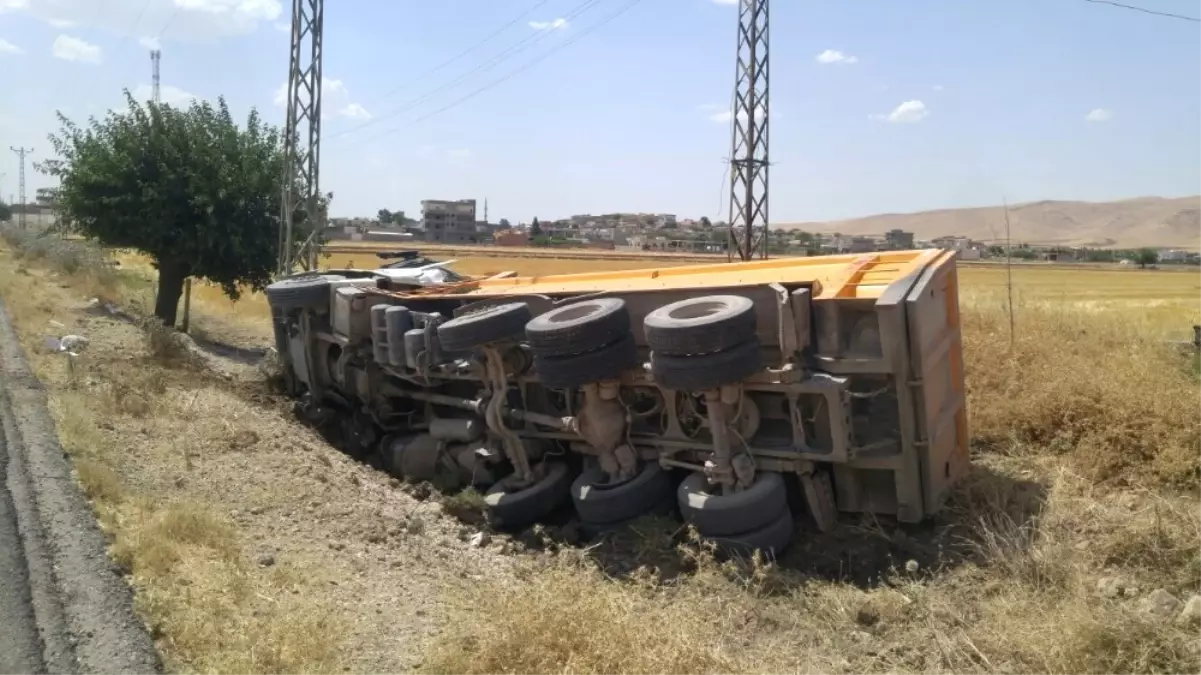 Nusaybin\'de Kamyon Devrildi: 1 Yaralı