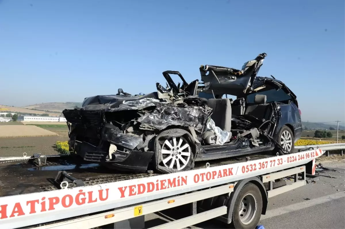 Otobanda Tır\'a Çarpan Lüks Otomobilde Feci Son: 2 Ölü 4 Yaralı