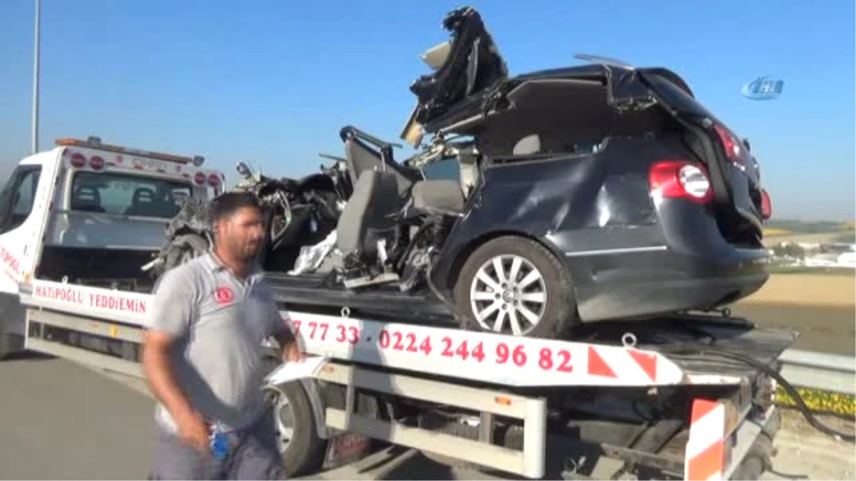 Otobanda Tır\'a Çarpan Lüks Otomobilde Feci Son: 2 Ölü 4 Yaralı