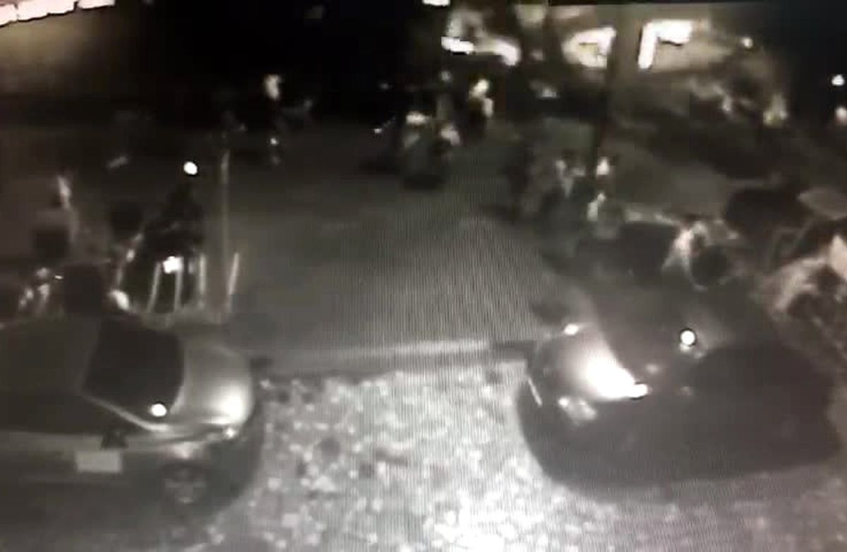 Kadıköy\'de Dev Ağaç İnsanların Üzerine Devrildi