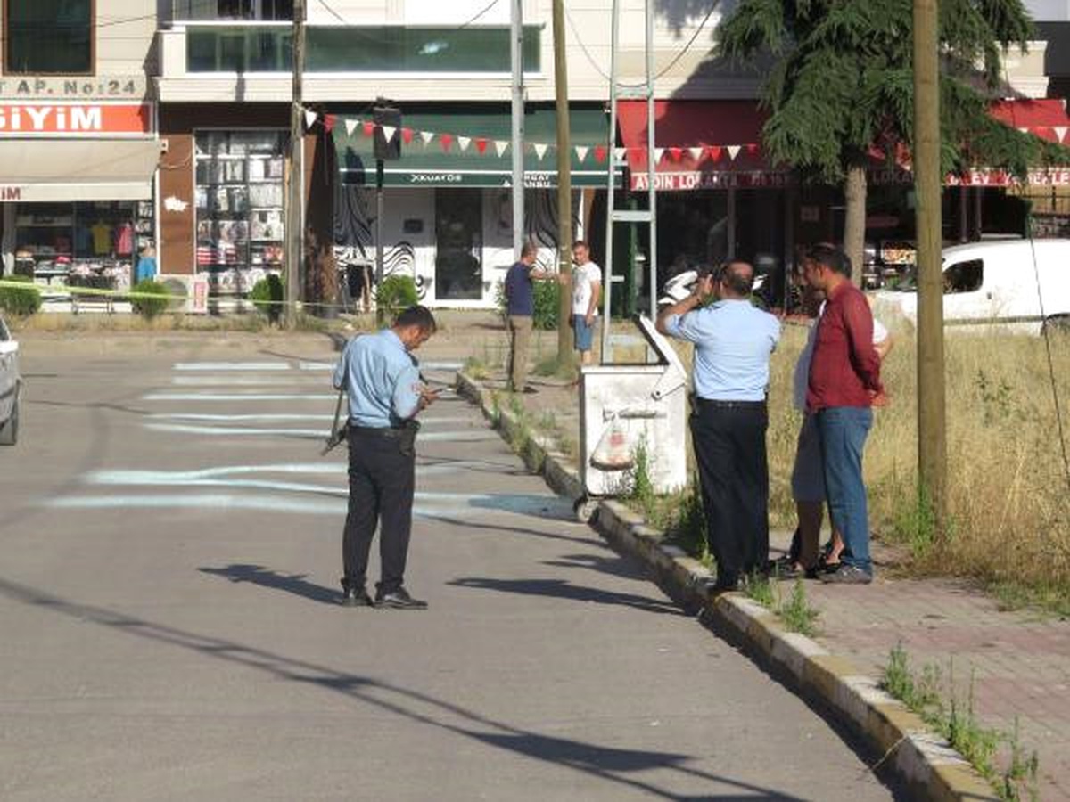 Pendik\'te Film Sahnelerini Aratmayan Çatışma Anı : 3 Yaralı