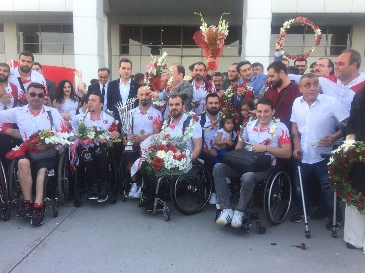 Şampiyonlar Yurda Döndü