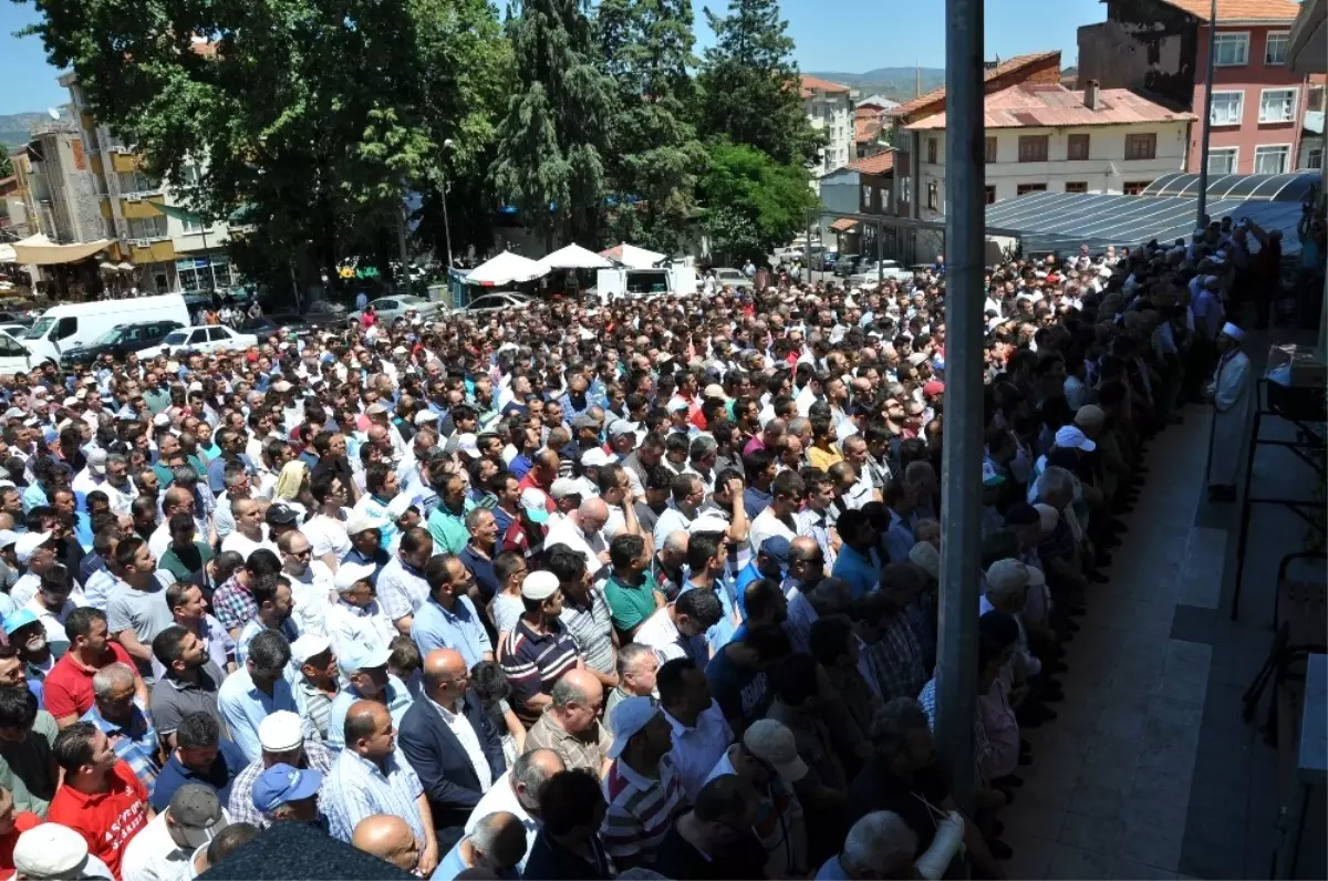 Simav\'da Bıçaklanarak Öldürülen Genç İş Adamı Fatih Aydar Son Yoculuğuna Uğurlandı