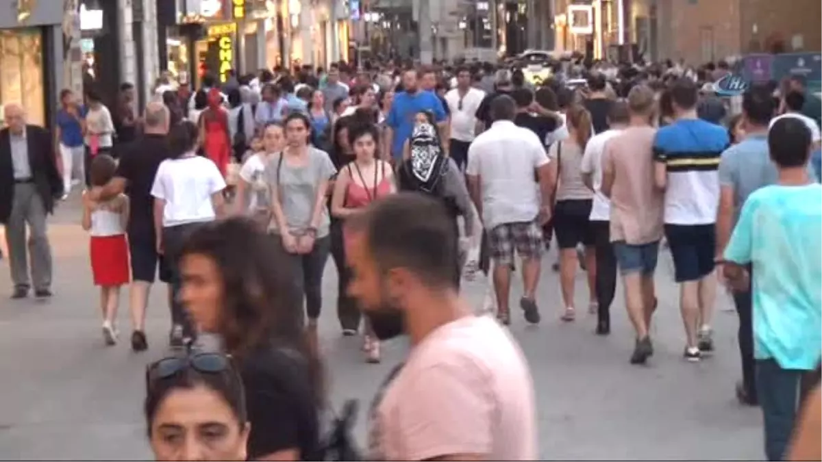 Taksim\'de "Serin Hava" Kalabalığı