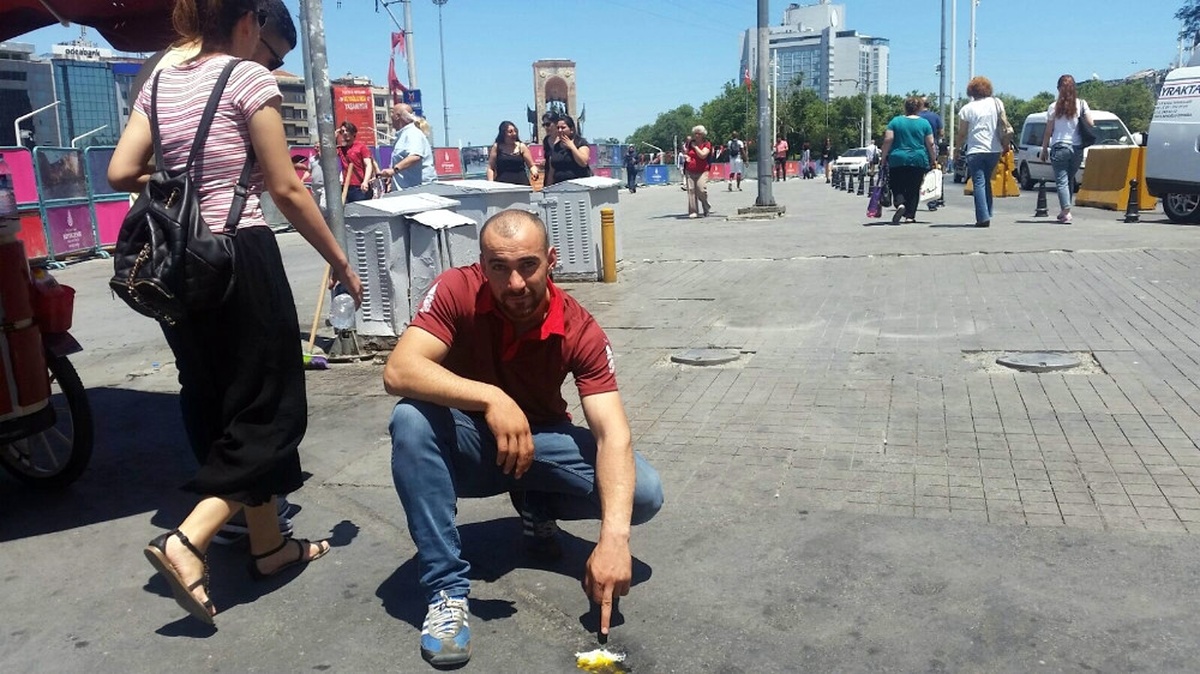 Taksim Meydanı\'nda Asfaltta Yumurta Pişirdiler