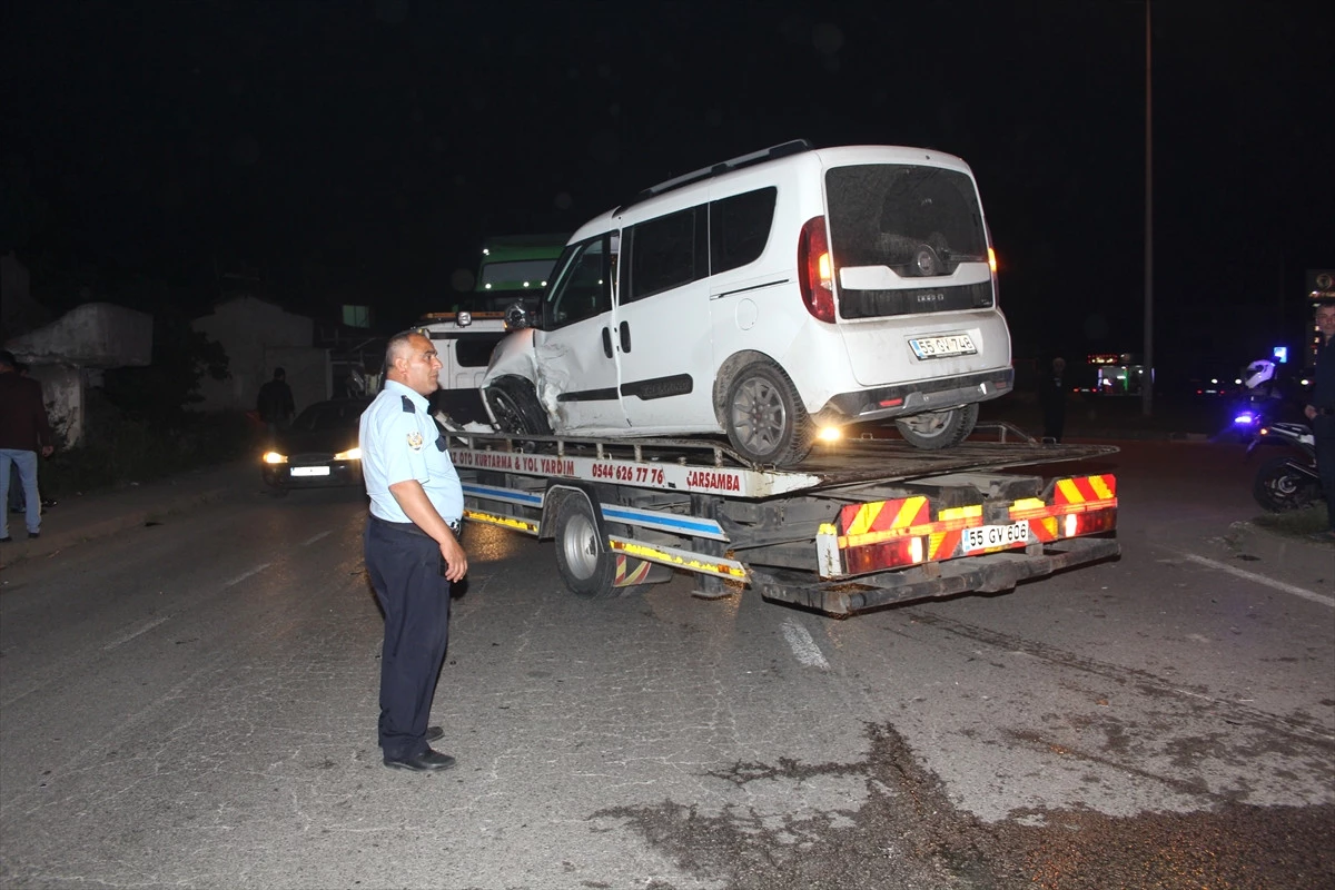 Tekirdağ\'da İki Hafif Ticari Araç Çarpıştı: 6 Yaralı