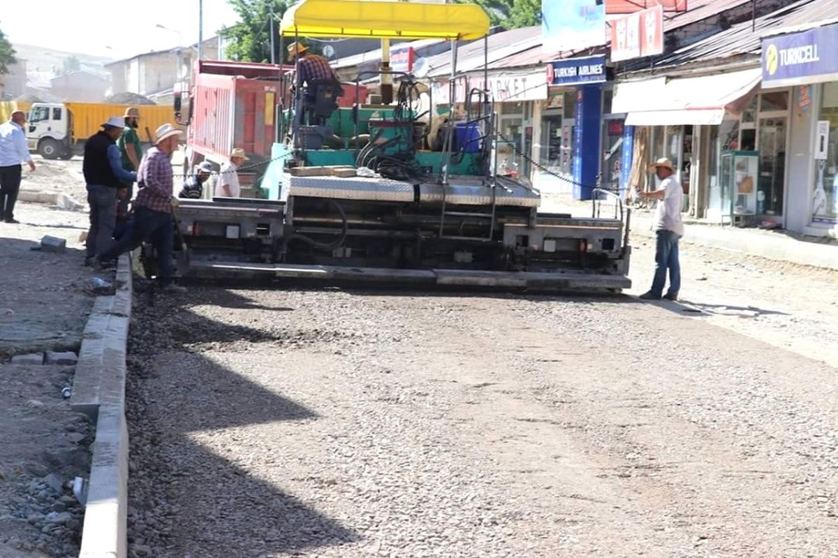Tutak\'ta Yol ve Kaldırım Çalışmaları Başladı
