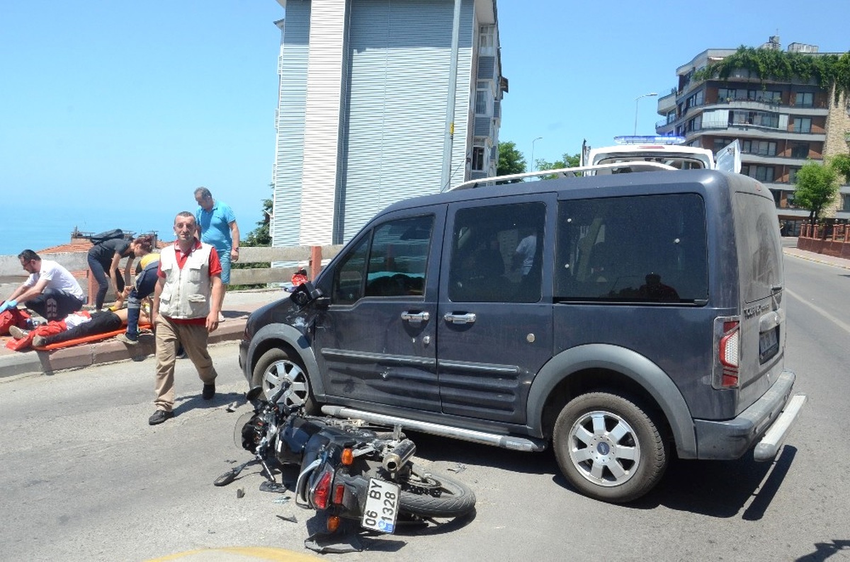 Zonguldak\'ta Otomobille Motosiklet Çarpıştı: 1 Yaralı