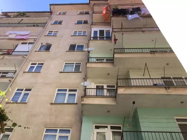 3. Kattan Düşen Kadını Saçlarından Yakaladı 3. Kattan Düşen Kadını Saçlarından Yakaladı
