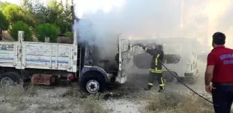 Adıyaman'da Terkedilmiş Kamyonet Yandı