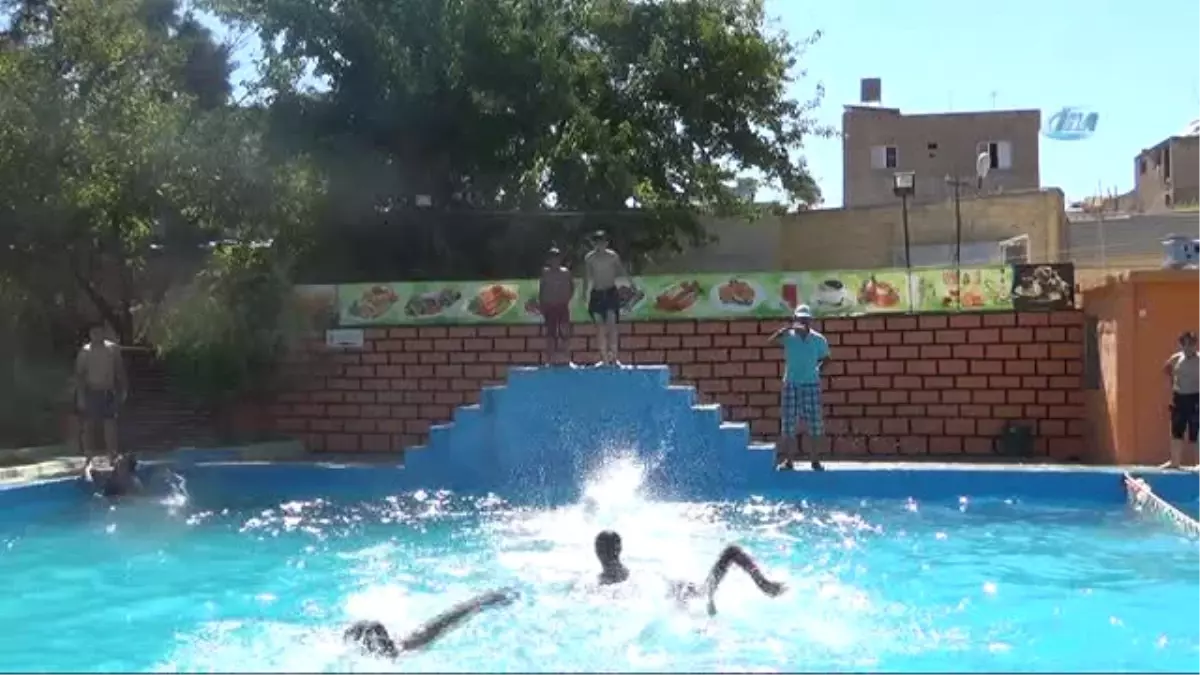 Afrika Sıcaklarından Etkilenen Türk ve Suriyeli Gençler Havuza Koştu