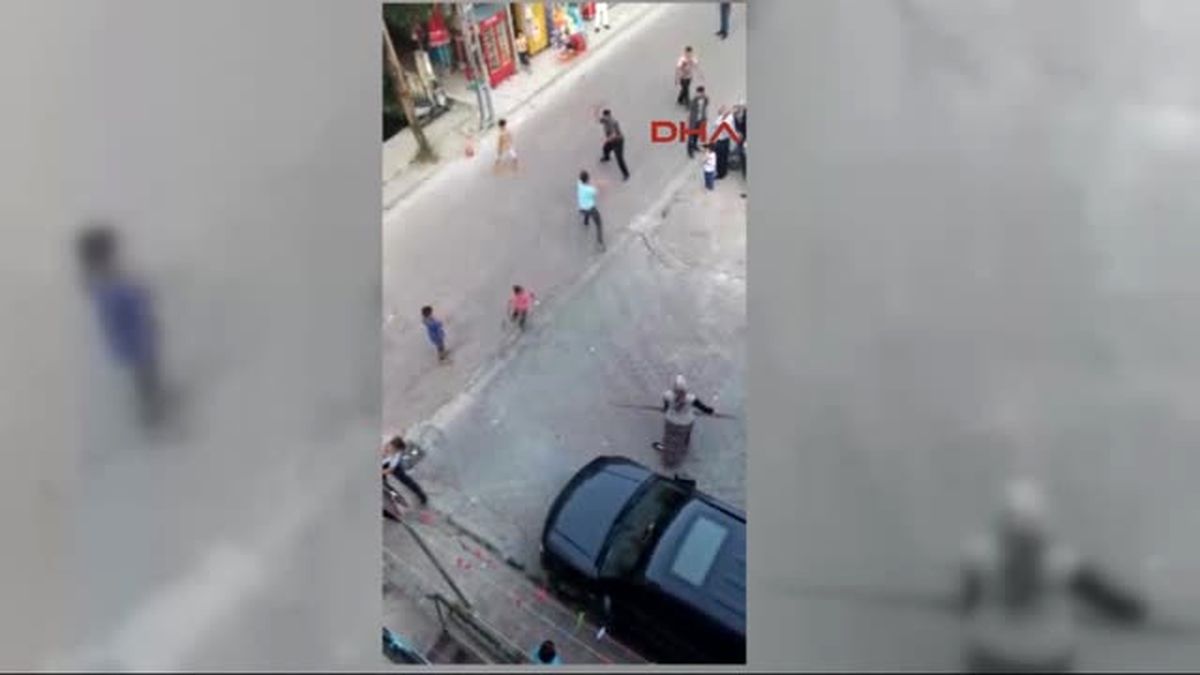 Bahçelievler\'de Taşlı, Sopalı, Bıçaklı Kavga Kamerada