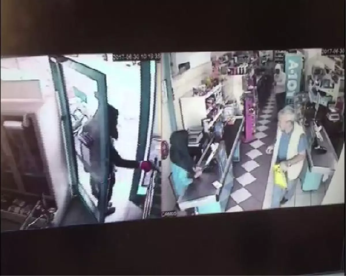 Beyoğlu\'nda 1 Dakika Süren Market Soygunu Güvenlik Kamerasında